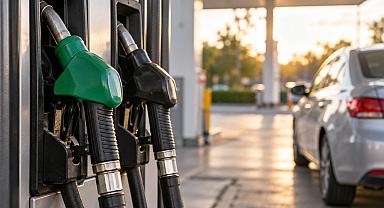 AKARYAKITTA ÇİFTE ZAM BEKLENTİSİ: BENZİNE 4,15 TL, MOTORİNE 3,60 TL