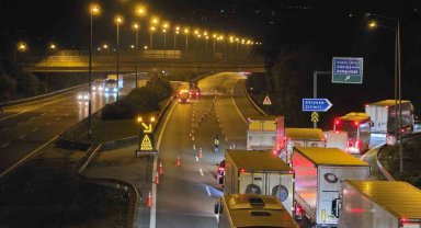 Anadolu Otoyolu Düzce kesiminde kimyasal yüklü tır devrildi: İstanbul yönü trafiğe kapandı
