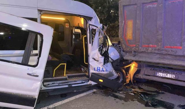 Arnavutköy'de servis minibüsü hafriyat kamyonuna çarptı: 9 yaralı