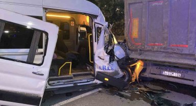Arnavutköy'de servis minibüsü hafriyat kamyonuna çarptı: 9 yaralı