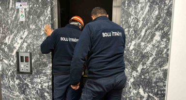 Asansörde mahsur kalan çifti itfaiye kurtardı
