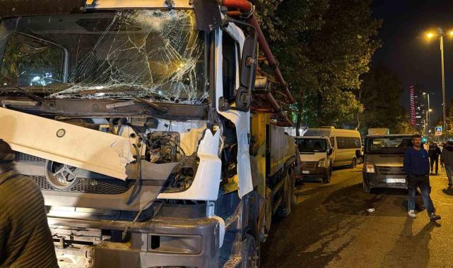 Avcılar'da el freni çekilmeyen beton pompası dehşet saçtı: 7 araç hasar aldı
