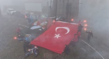 Ay yıldızlı bayrak karadan ve sudan zirveye ulaştı