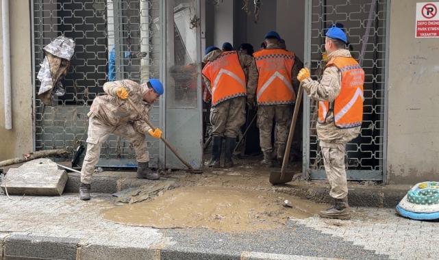 Ayazağa'da sel sonrası temizlik çalışmaları sürüyor: Jandarma ekipleri de destek veriyor