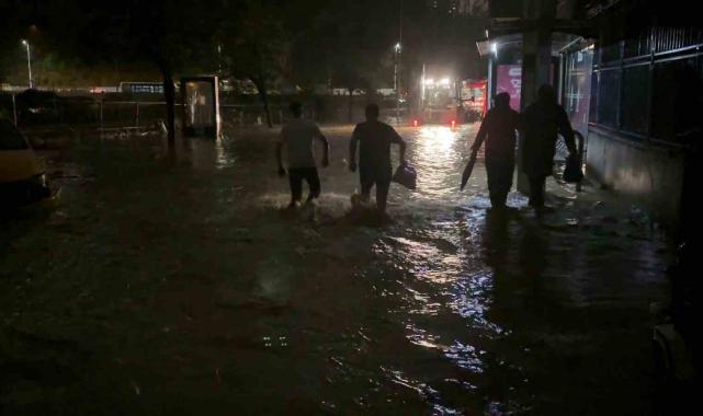 Ayazağa'da su baskınları ve elektrik kesintisi: Mahalleler karanlığa gömüldü