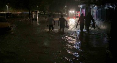 Ayazağa'da su baskınları ve elektrik kesintisi: Mahalleler karanlığa gömüldü