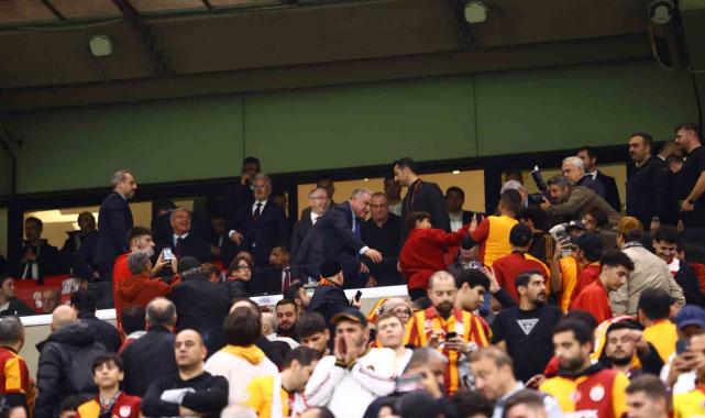 Bakan Osman Aşkın Bak, Galatasaray - Barcelona maçını izledi
