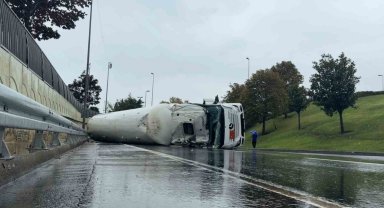 Bakırköy'de LNG yüklü tanker yan yattı, yol trafiğe kapatıldı