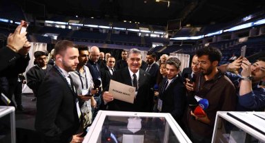 Başkan Serdal Adalı, oyunu kullandı
