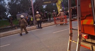 Bayrampaşa'da çalışma sırasında yol çöktü. Göçük altında kalanları olduğu iddia edilirken, olay yerine polis, AFAD, itfaiye ve sağlık ekipleri sevk edildi.