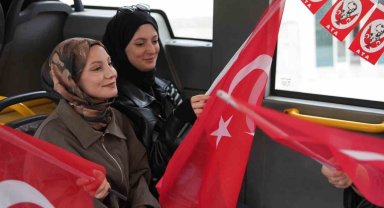 Belediye otobüsünde 29 Ekim Cumhuriyet Bayramı coşkusu