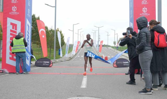 Binlerce kişi Cumhuriyet için Osmangazi Köprüsü'nde koştu
