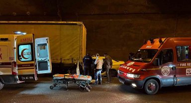 Bolu Dağı Tüneli'nde otomobil tıra ok gibi saplandı: Baba ve oğlu yaralandı