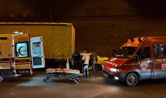 Bolu Dağı Tüneli'nde otomobil tıra ok gibi saplandı: Baba ve oğlu yaralandı
