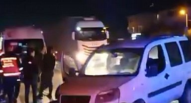 Çelik bariyerlere çarpan hafif ticari aracın sürücüsü yaralandı