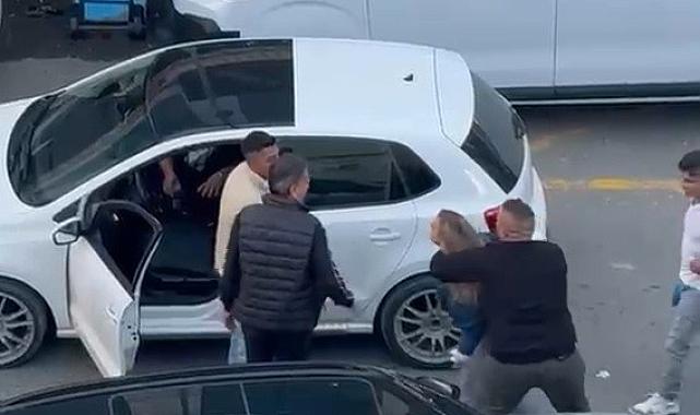 Dövüş antrenörü olduğunu söyleyen kadının yumruklu saldırısı kamerada