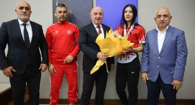 Dünya Gençler Kick Boks Şampiyonu Ezel Nur Karalar'a altın ödülü