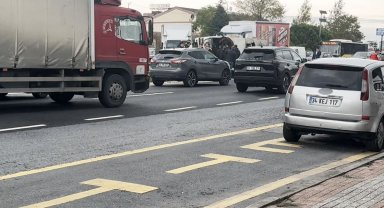 E-5 Karayolunda bariyerlere çarpan kamyon yan attı