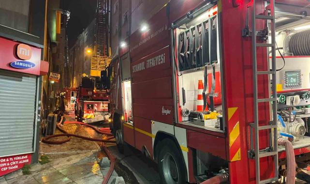 Esenler'de 5 katlı binanın çatısı alev alev yandı