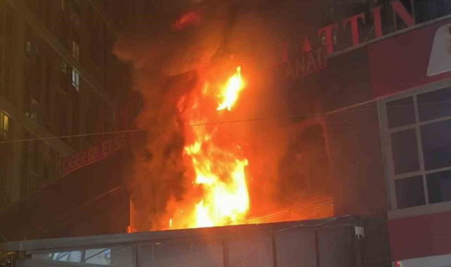 Esenyurt'ta iki katlı iş yerinde yangın: 1 yaralı