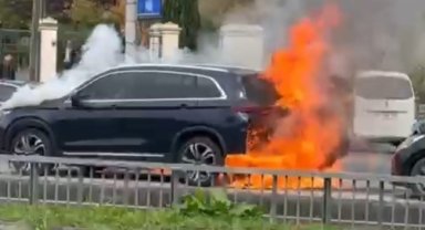 Eyüpsultan'da park halindeki araç alev alev yandı