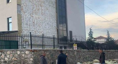 Fırtına okulun dış cephesine zarar verdi