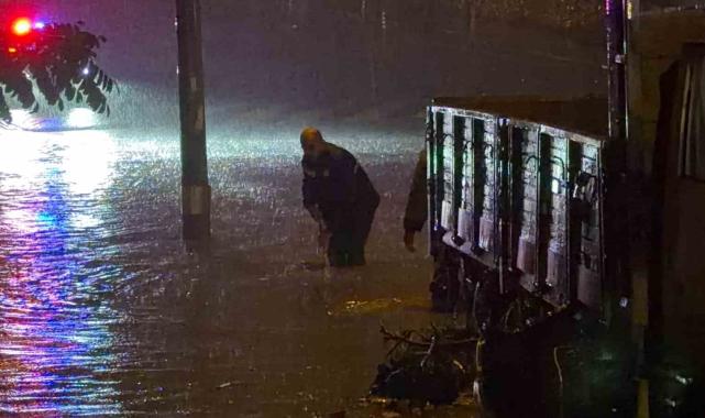Gebze'nin sokakları dereye döndü, vatandaşlar mahsur kaldı