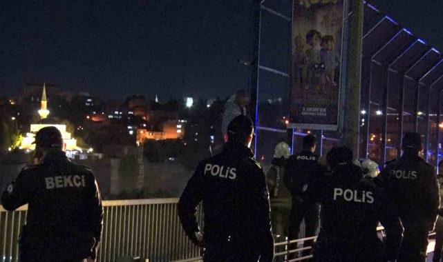 Haliç Köprüsü'nde intihar girişiminde bulunan şahıs 2 saat sonra ikna edildi