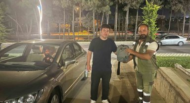 İçinden 400 bin liralık altın çıkan çantayı sahibine ulaştırdı