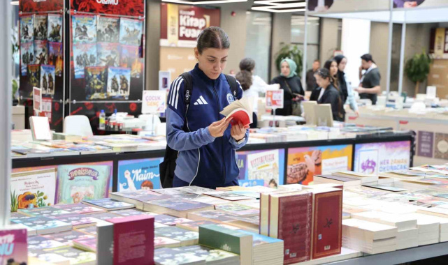 İrem, kitap ve söyleşilerle dolu fuarı işaret diliyle keşfetti
