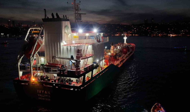 İstanbul Boğazı'nda facianın eşiğinden dönüldü: Kimyasal madde taşıyan tanker kıyıya metreler kala durabildi