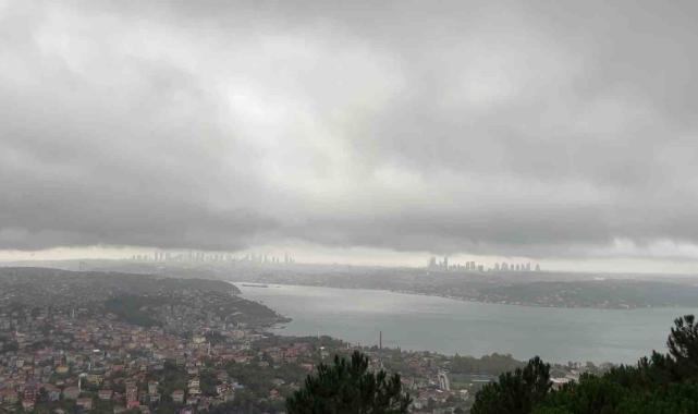 İstanbul Boğazı'nın üzerini yağmur bulutları kapladı