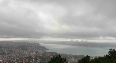 İstanbul Boğazı'nın üzerini yağmur bulutları kapladı