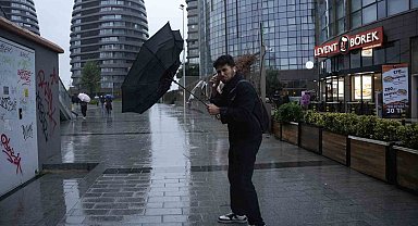 İstanbul'da vatandaşların şiddetli fırtına ve yağmurla imtihanı kamerada