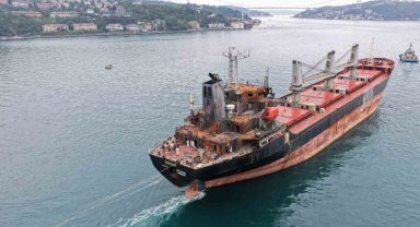 Karadeniz'de İHA saldırısına uğrayan "MV Aroyat" İstanbul Boğazı'ndan geçti