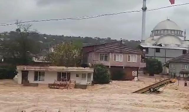 Karasu'da sokaklar göle döndü, evlerin giriş katlarını su bastı