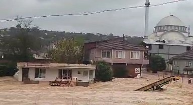 Karasu'da sokaklar göle döndü, evlerin giriş katlarını su bastı