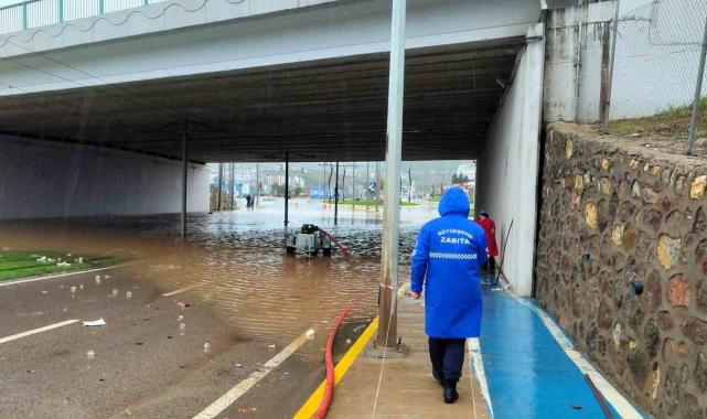 Kocaeli Büyükşehir, sağanakla mücadele için 897 personel ve 512 araçla sahada