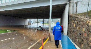 Kocaeli Büyükşehir, sağanakla mücadele için 897 personel ve 512 araçla sahada