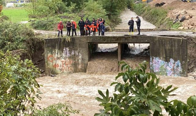 Kocaeli'de dereye düşen araç ve kayıp olduğu değerlendirilen kişi aranıyor