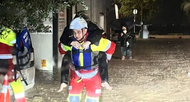 Kocaeli'de kimi botla, kimi sırtlarda kurtarıldı