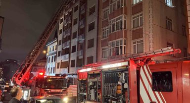 Küçükçekmece'de kentsel dönüşüm kapsamında boşaltılan 7 katlı binanın çatısında yangın