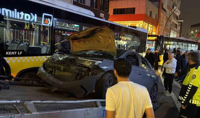 Küçükçekmece'de otomobil minibüse çarptı: 2 yaralı