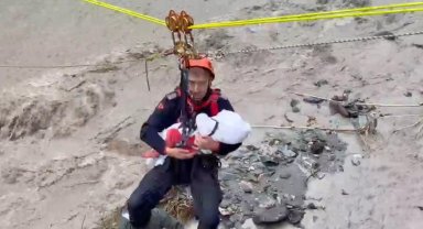 Kurtarma operasyonunda ninni söyleyerek bebeği uyutan AFAD personeli o anları anlattı