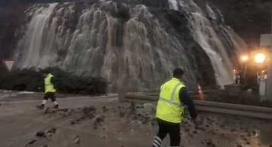 Kuzey Marmara'da sular yollara taştı, trafik felç oldu