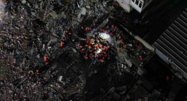 Maltepe'de çöken binanın enkazında kalan 2 kişiyi kurtarma çalışmaları böyle görüntülendi