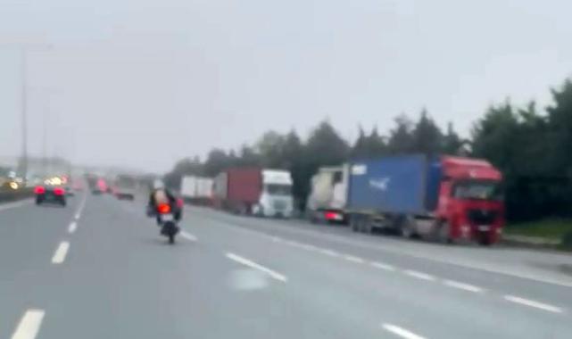 Motosikletlinin tehlikeli yolculuğu kameraya yansıdı