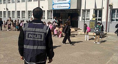 Öğrenciler derste, emniyet nöbette