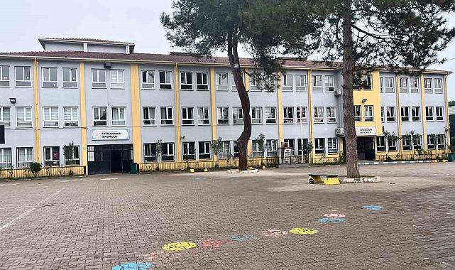 Öğrencilerin kavgasını ayıran hizmetli darbedildi, öğretmen baygınlık geçirdi