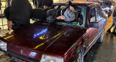 Otomobile çarpan motosiklet sürücüsü camdan içeri girdi